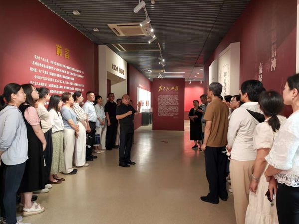 beat365手机版官网中共党史资料馆馆长曹大臣为参观团体讲解